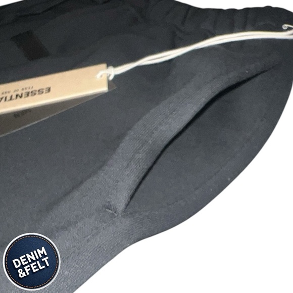 Essentials Fear of God Essentials Men’s "BLACK"
STRETCH LIMO SWEATSHORTS | NEW🔥 - Picture 12 of 16